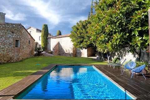 Mas Vives, exclusive 15th century farmhouse with fast wifi
