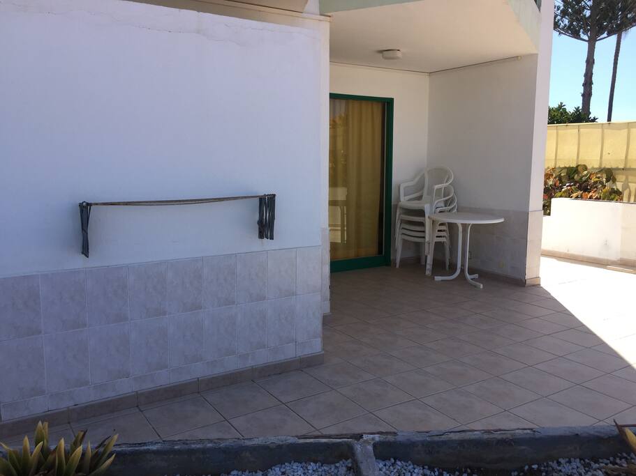 Terraza frente piscina