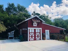 The+Little+Red+Barn+in+Town