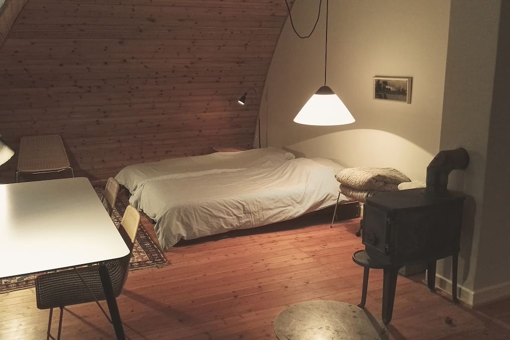 Das große Gästezimmer. Jeder Raum hat sowohl einen holzbefeuerten Ofen als auch Zentralheizung