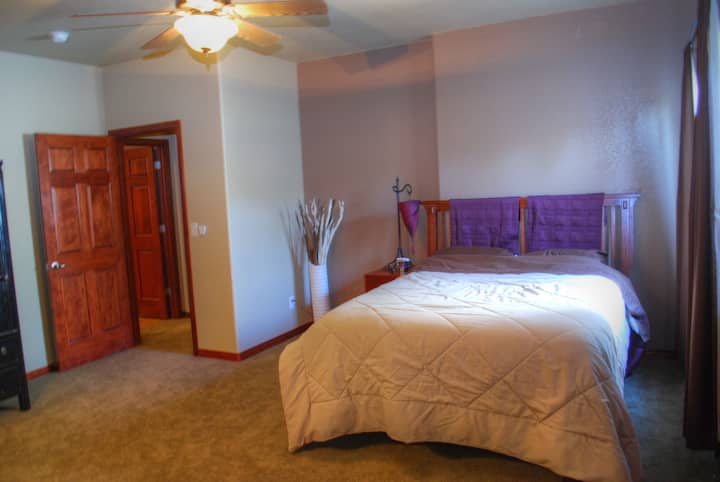 ห้องนอนใหญ่กว้างขวางพร้อมห้องน้ำส่วนตัว