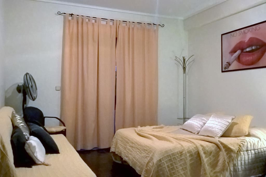 Quarto com cama de casal e de solteiro