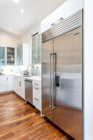 Bright Family Friendly Home on Tree-Lined Street gallery image 2