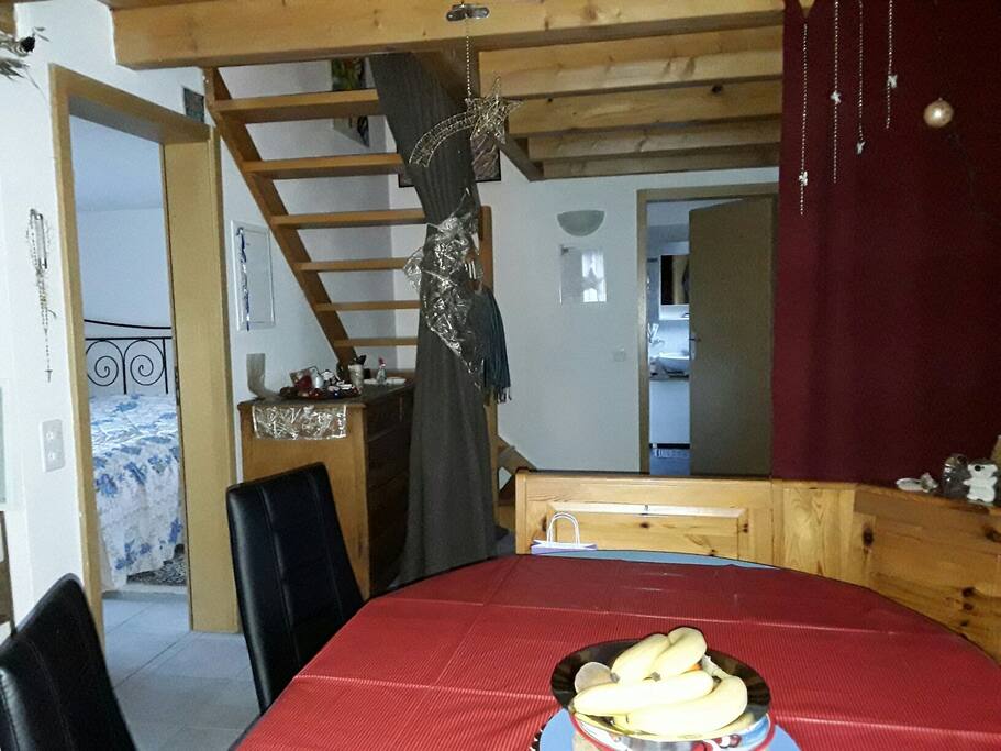 Livingroom. Qui vedi la camera doppia, il bagno e la scala che sale in mansarda. E il tavolo da pranzo da condividere solo, se vi sono altri ospiti in mansarda.