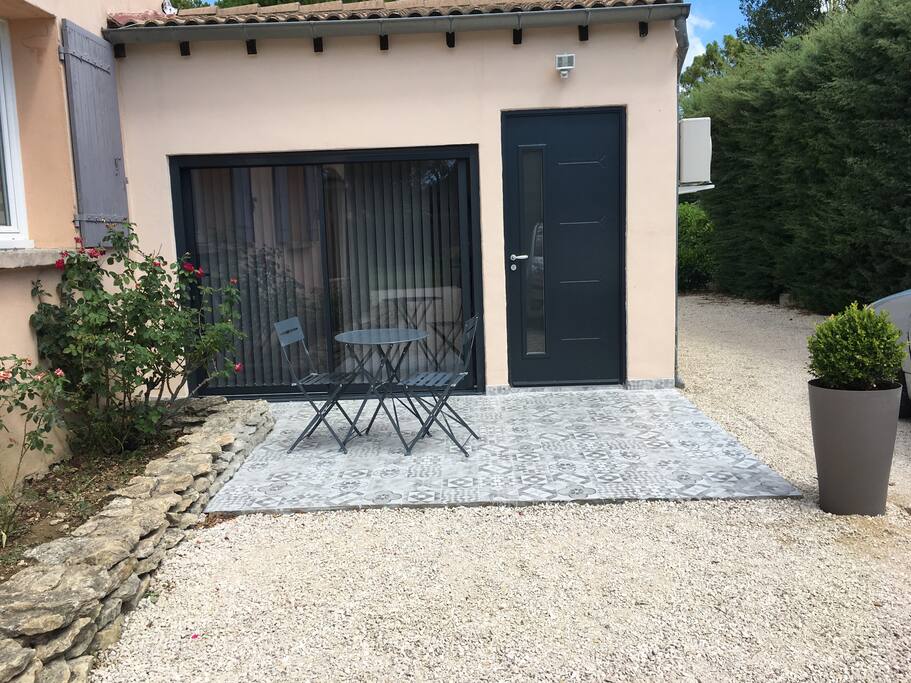 Studio indépendant tout neuf avec terrasse au soleil