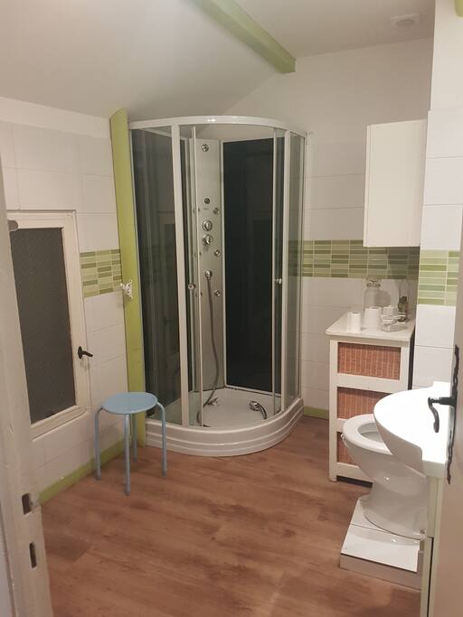 Salle de bain avec douche (machine à laver)