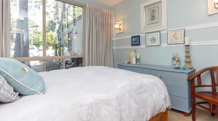 Schlafzimmer mit Queensize-Bett