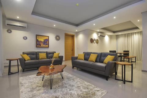 Nathan Ct- Luxury, Spacious 3 Bedroom Apt. Mustard
