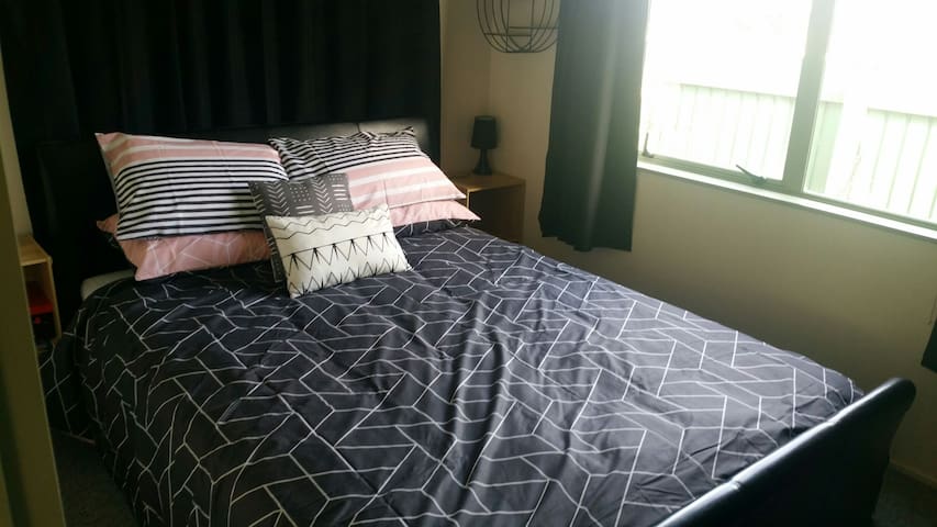 Quiet, cosy home - Sunny, Private Whitianga Room