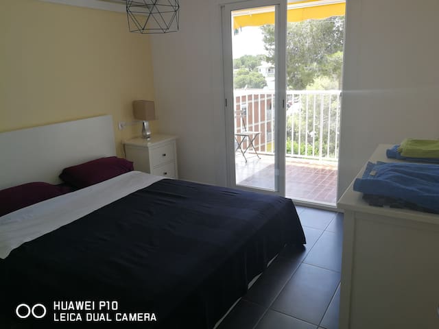 Double room in clean apartment  minutes from beach