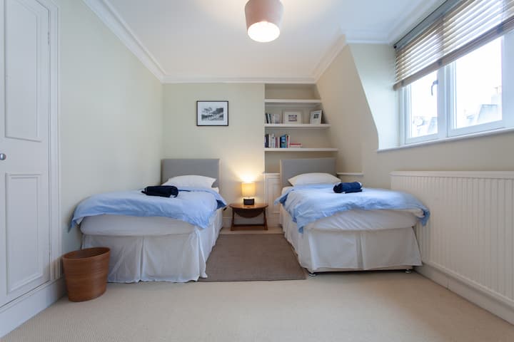 غرفة نوم مزدوجة ، طابق علوي