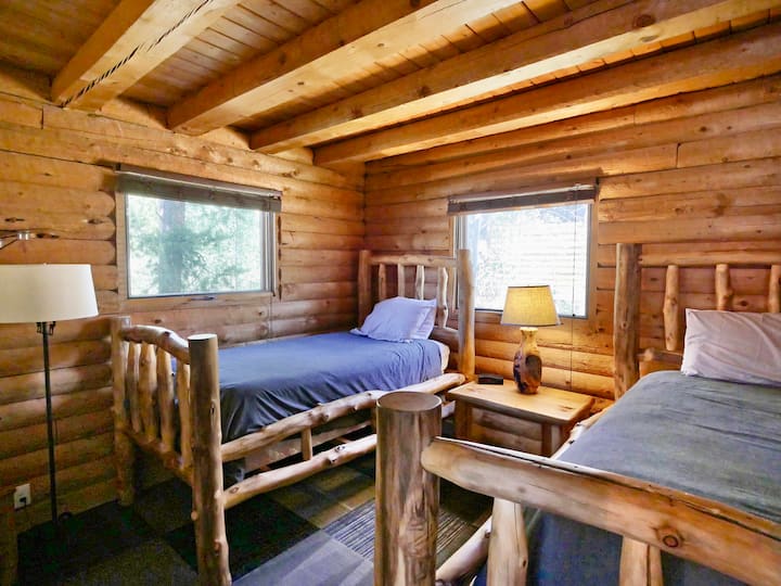 Главно ниво двокреветна спална соба.