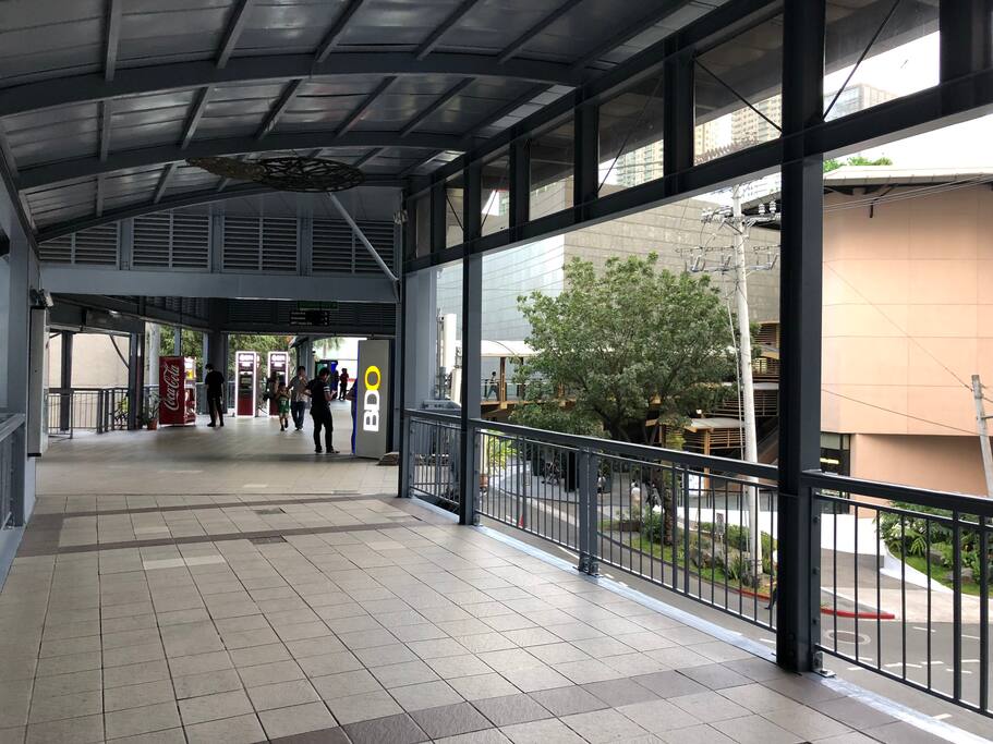 10 minutes walking distance to Greenbelt Malls