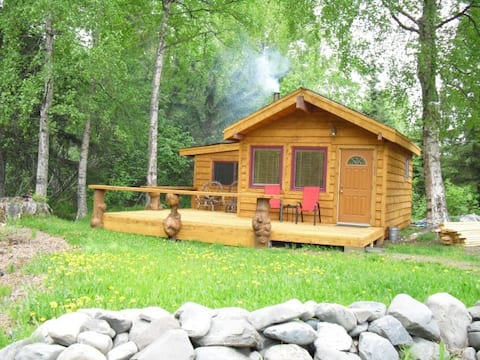 Bowman's Cabin, 2-BR home right on Bear Creek