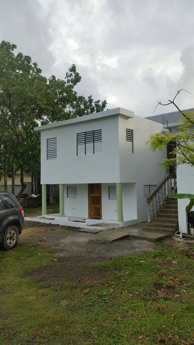 Downstairs apartment with private veranda. Room with small kitchen, fridge, stove, microwave, own bathroom and double bed.