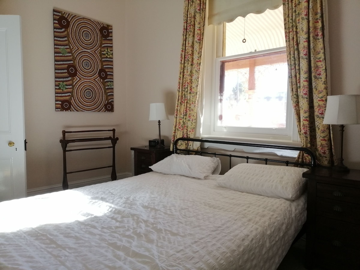 Hlavná spálňa s originálnym západným a domorodým umením