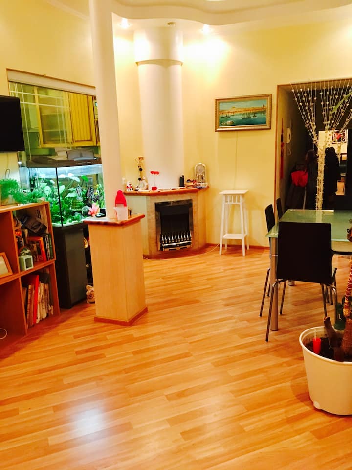 Hall y la cocina a través de un tabique de vidrio