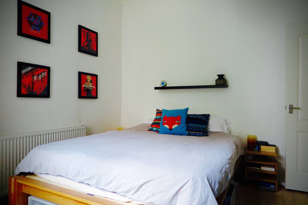 Bedroom with access to the garden