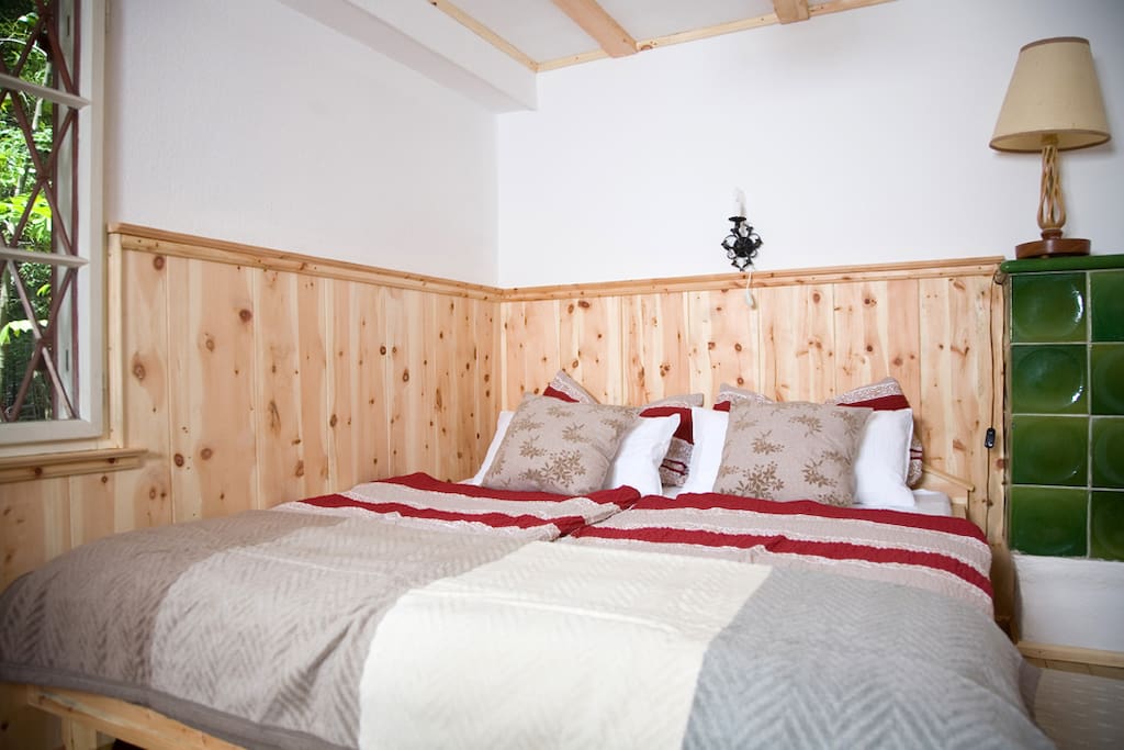 Zirbenholzschlafzimmer mit Kachelofen