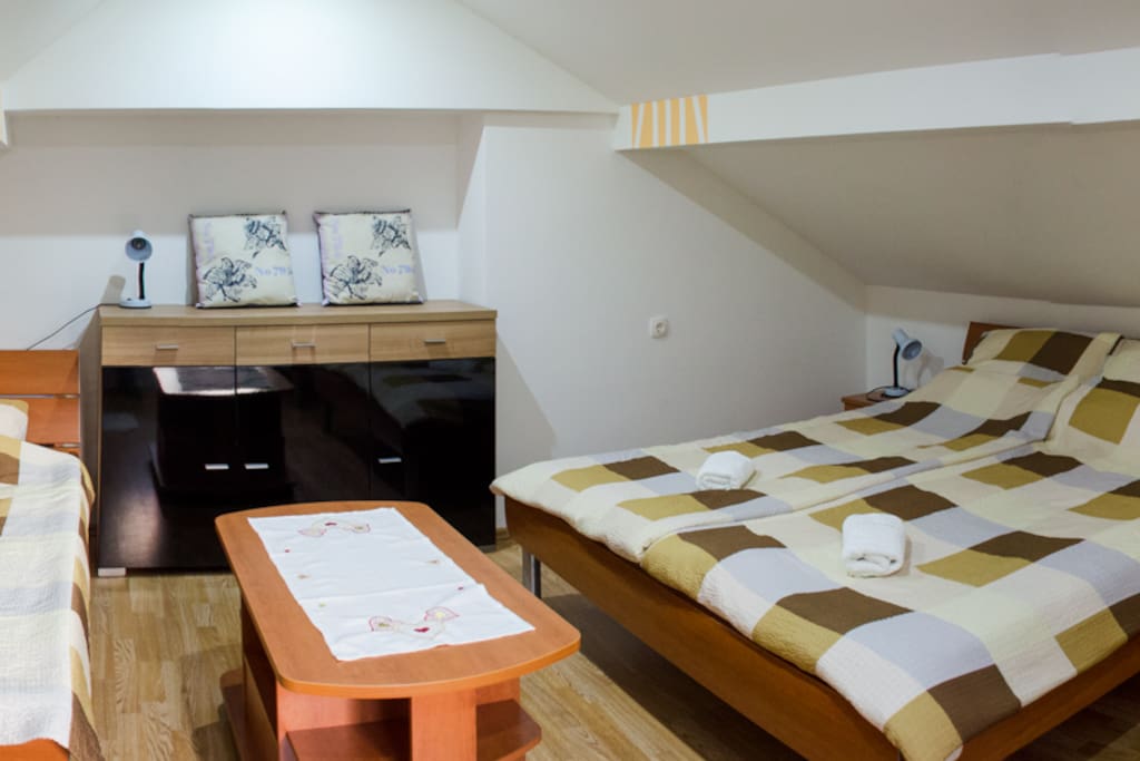 Beedrom with 3 beds.