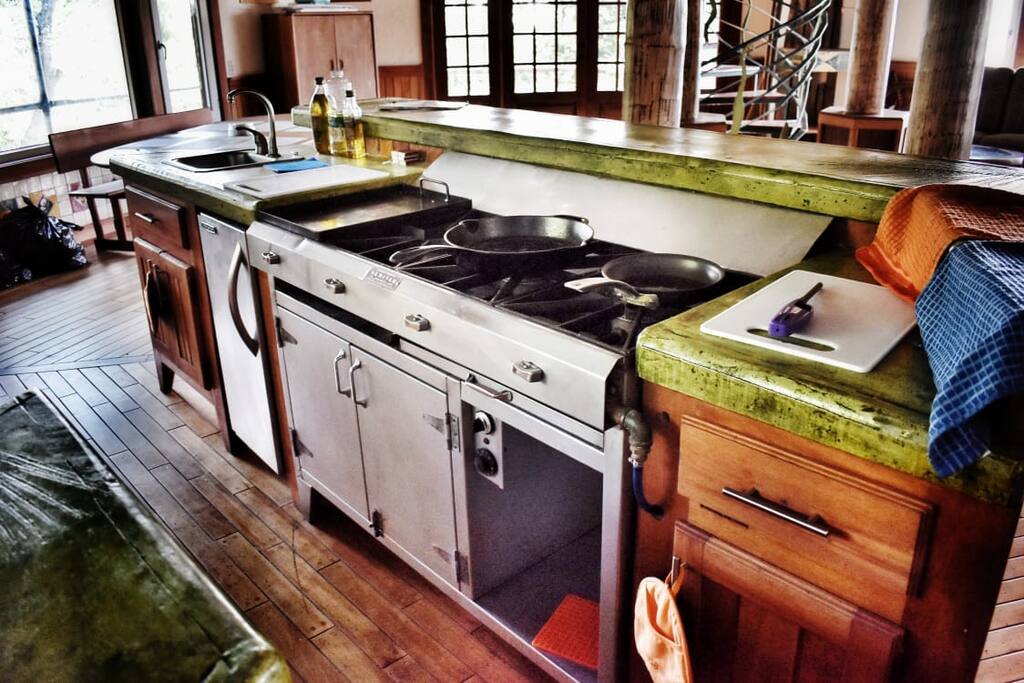 Professional, restaurant-class range by Almijar. High efficiency burners that feature steel housings and thick, cast iron grates for intense, even heating.