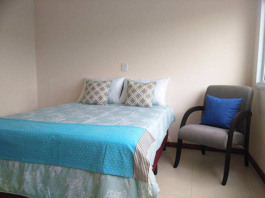 Quarto com cama de casal