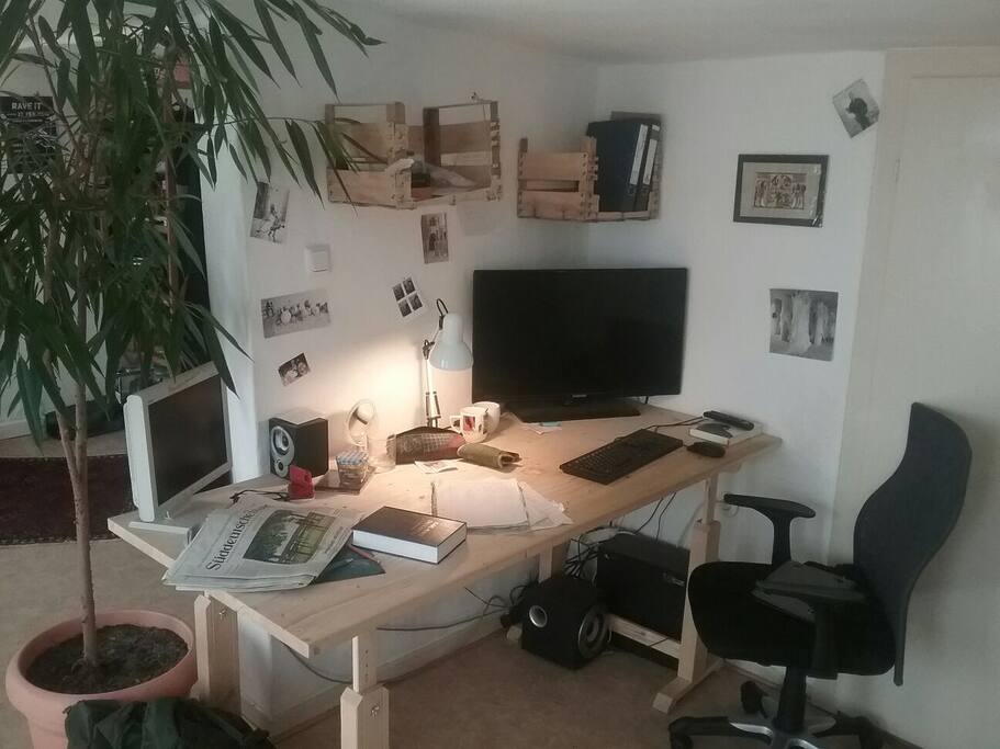 Meinen Pc darfst du im Gastkonto benutzen, um beispielsweise Filme zu streamen ( habe einen Netflix Account den du nutzen kannst) oder Musik über die Anlage zu hören. Das Wlan Passwort hängt über dem Schreibtisch