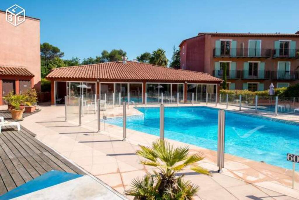 La piscine de la résidence avec son restaurant