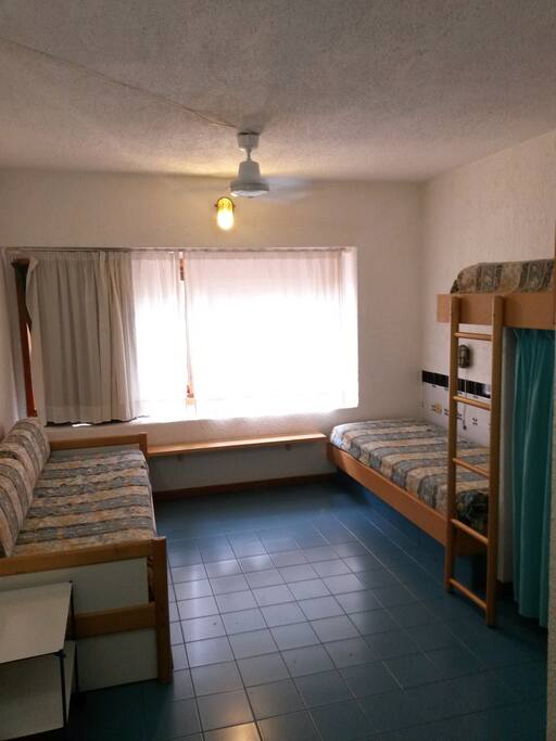 Bedroom (4 beds total)