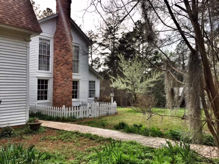 Stay in historic antebellum home. in Milledgeville, United