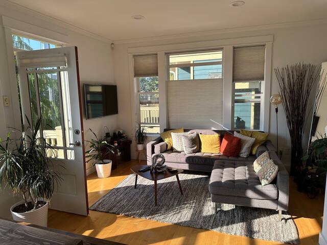 Modern 2bdr townhome in Cap Hill gallery image 3