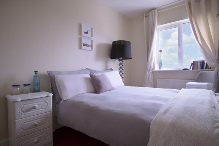 Strandhill,Double Room,Beach Waves & Mountain View