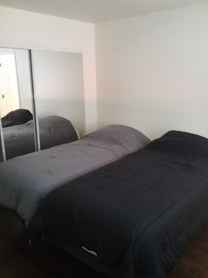 两张单人床，配备42英寸电视和剪切的卫生间 