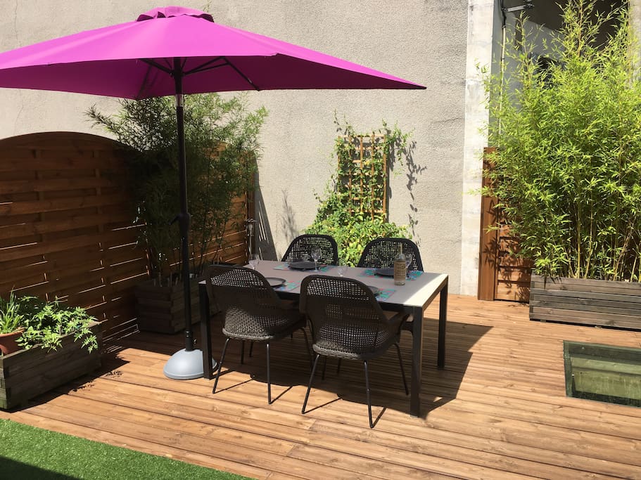 Terrasse avec coin repas et plancha