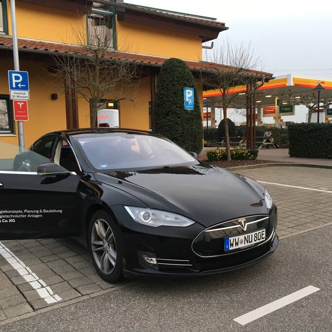 Am Tesla Supercharter hier in Aachen findet man immer wieder neue Bekanntschaften