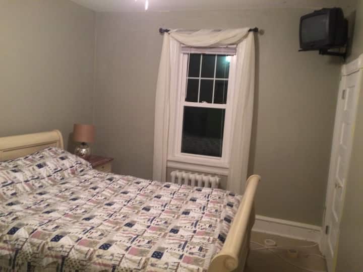 غرفة النوم الثانية. تحتوي كل غرفة نوم على تلفزيون وتكييف