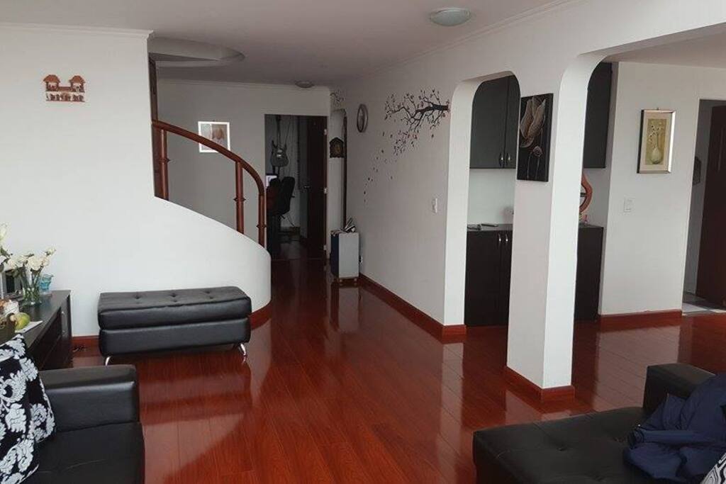 view of the first floor, study, living part of the dining room.
Vista de el primer piso, estudio, sala, parte de el comedor.
