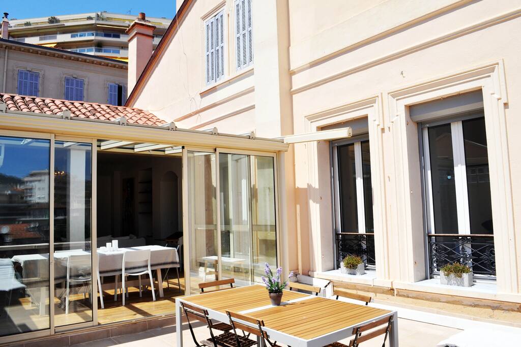 La véranda laisse place à la terrasse sur laquelle donne deux des chambres