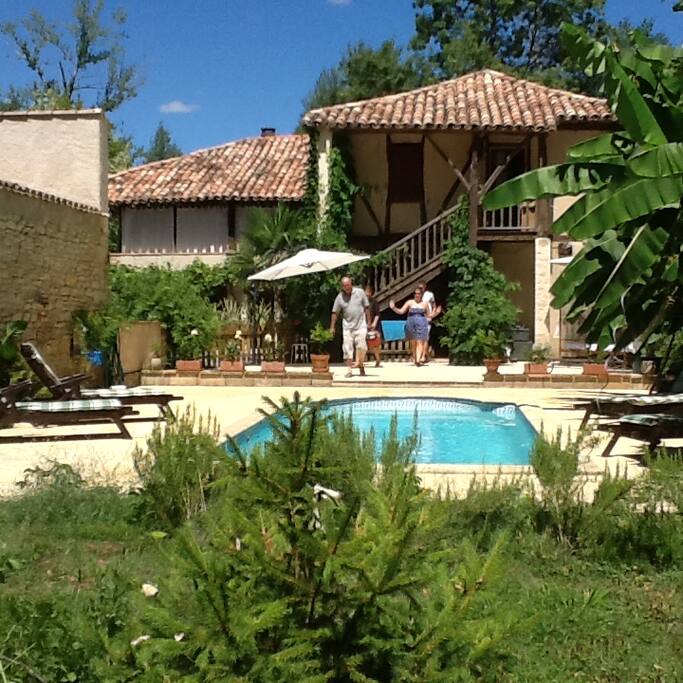 piscine sécurisée, transats confortables