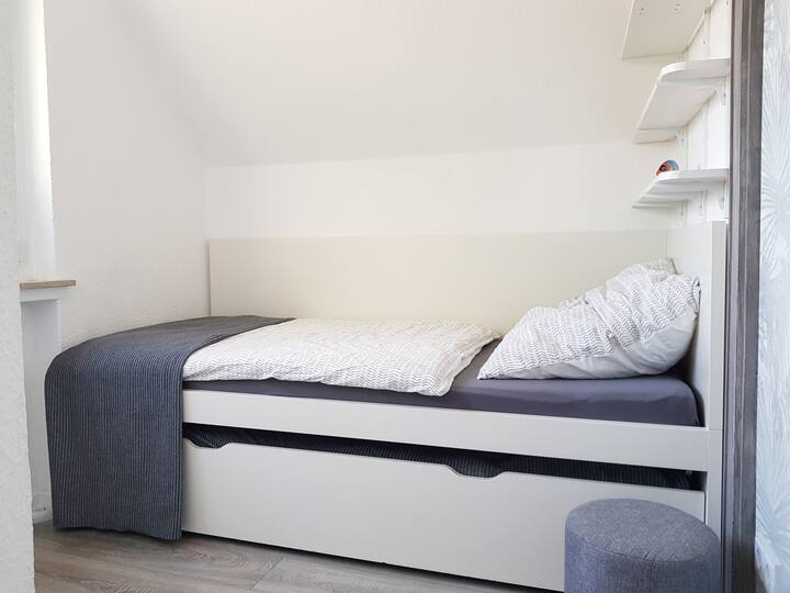 Chumba cha watoto kilicho na kitanda/kitani kilichotengenezwa upya kimejumuishwa 
(hiari na kitanda cha kusukumwa)