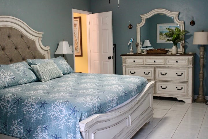 Dormitorio principal con cama tamaño king