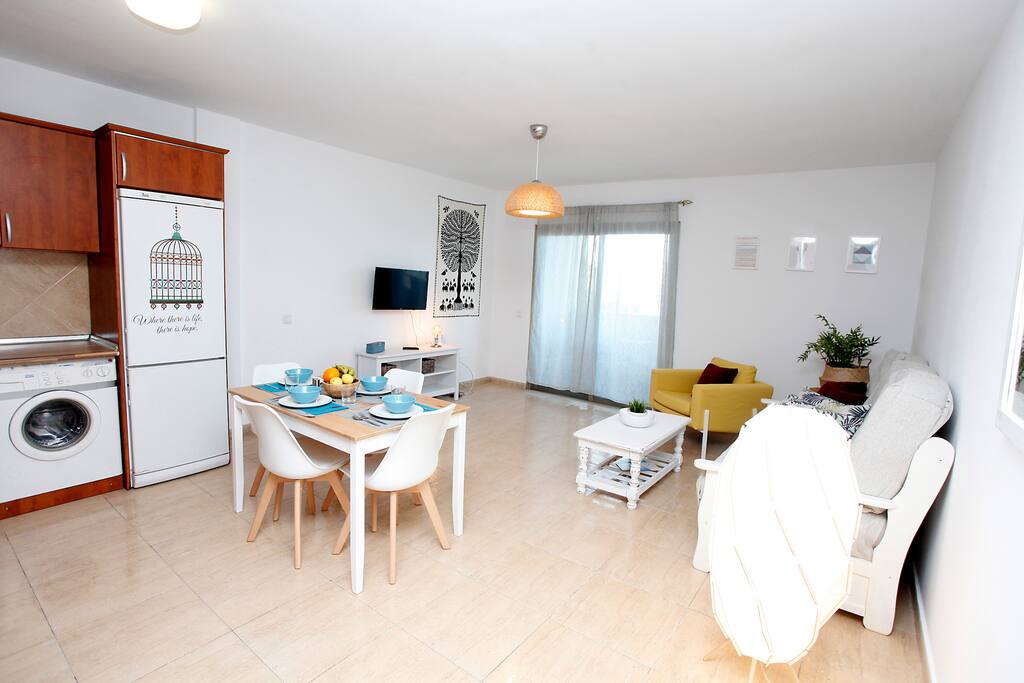 Zona cocina y salón con acceso a terraza