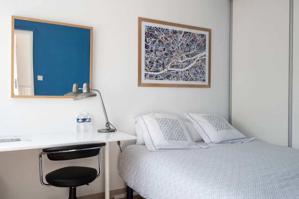 Belle chambre au Sud de 15m2 avec placards, lit queen size de 160cm x 200cm, serviettes fournies, bouilloire, thé, infusion, café, Volet électrique. Entrée privée dans le logement de façon indépendante. Parkings devant les garages de la maison.