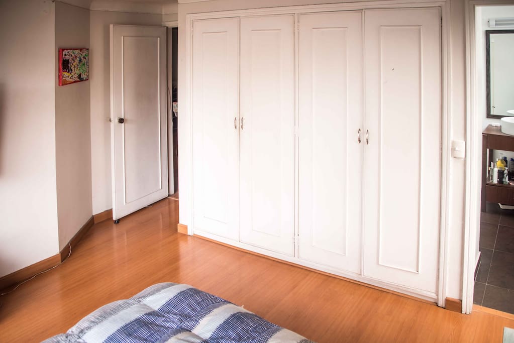 Closet con espacio para guardar / Space in the closet for belongings