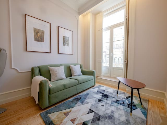 Augusta 229-4E-City Center Apt- Balcony & Elevator gallery image 2