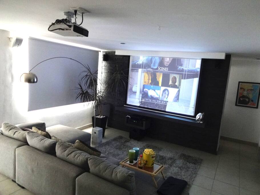Proyector, pantalla de 110" y Sonido 5.1 con amplificador Onkyo.