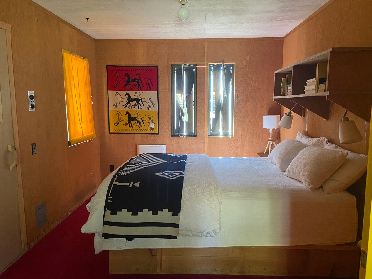 Მთავარ საძინებელში არის პლუშის ლეიბი და ბუმბულის ბალიშები და თეთრეული. 