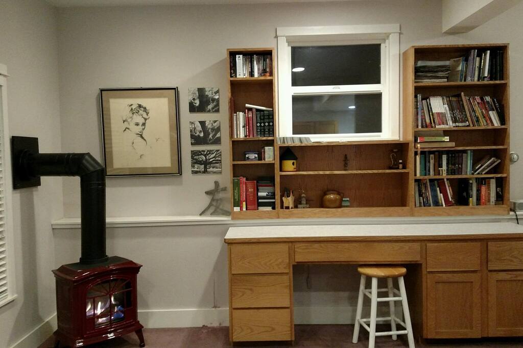 Cozy gas fireplace with build in bookshelves