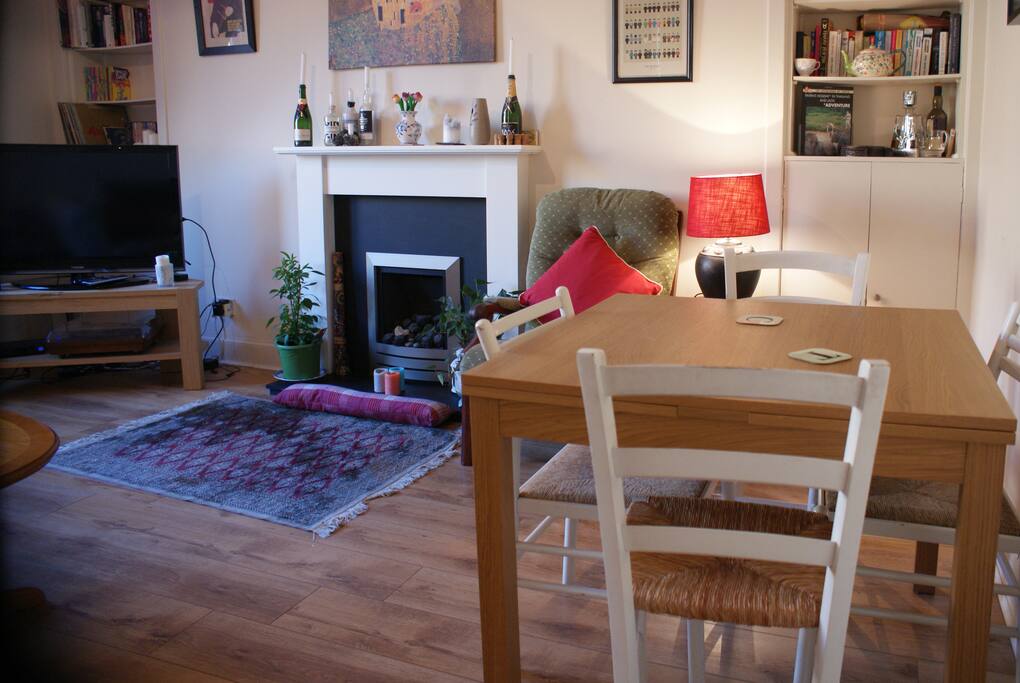 Living room with extendable dining table