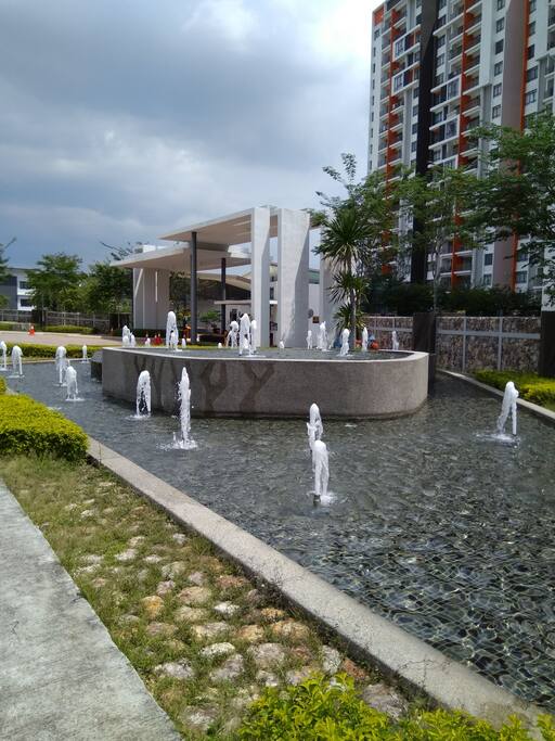 小区外喷水池